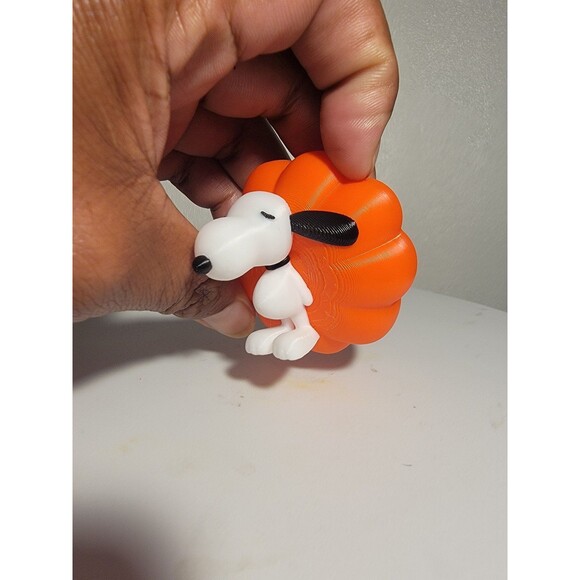 Pumpkin with Snoopy sleeping on top 3d printed - Picture 6 of 7